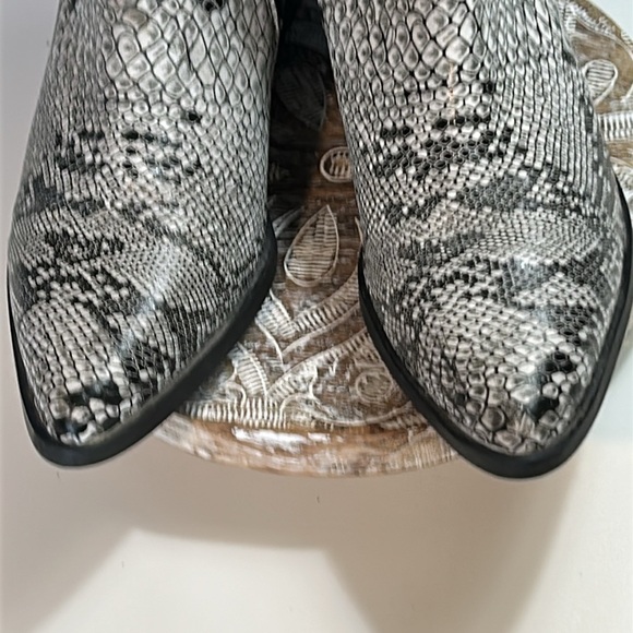SHAYANNE WHITE LEATHER, FAUX SNAKESKIN DESIGN, WESTERN COWBOY BOOTIES SIZE 7.5 - Picture 2 of 10